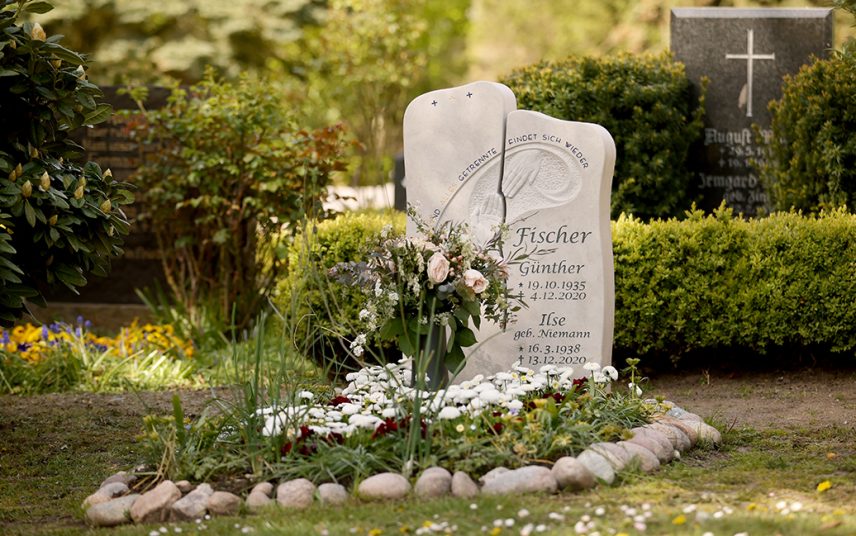 Idee für die Grabgestaltung – Einzelgrabstein aus hellem Kalkstein mit Blume als Glasornament – schöne sommerliche Grabbepflanzung