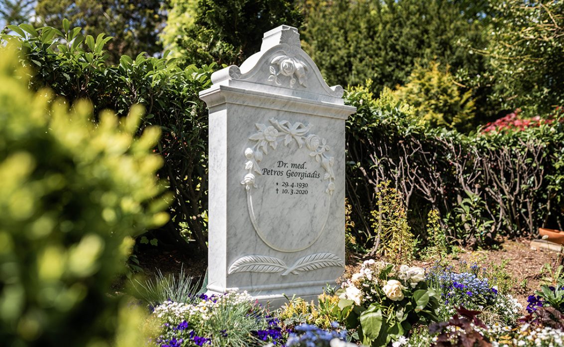 Klassischer Doppelgrabstein aus weißem Marmor mit floralen Details – Gestaltung der Gra...