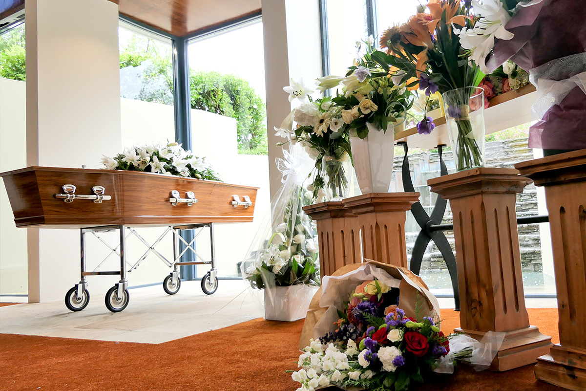 Eine Bestattung und Beerdigung wird gemeinsam mit dem Bestattungsinstitut geplant.