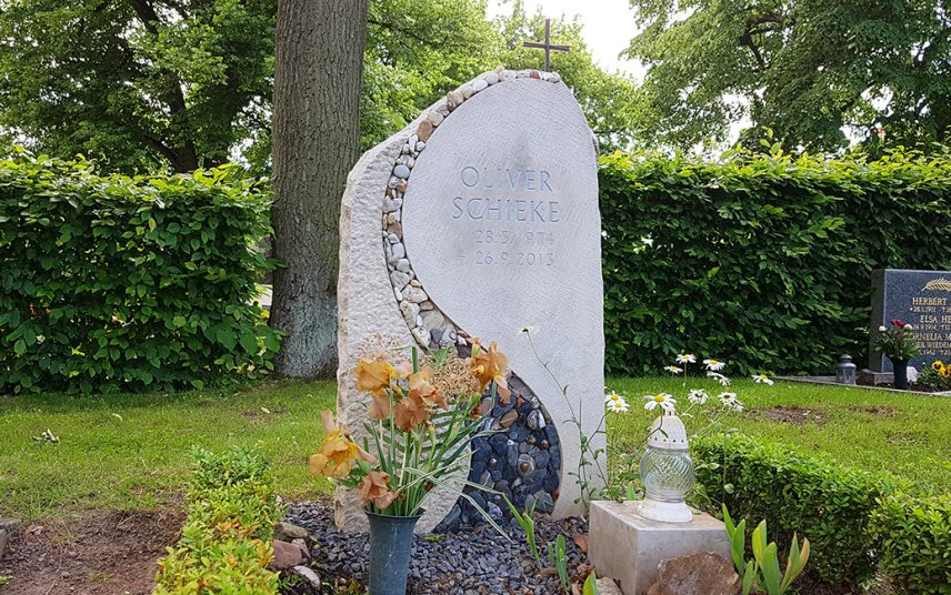 Idee für die Grabgestaltung – Einzelgrabstein aus hellem Kalkstein mit Blume als Glasornament – schöne sommerliche Grabbepflanzung