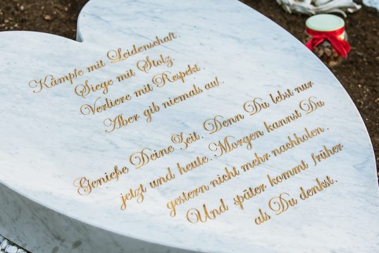 Imposante Doppelgrabanlage des Eishockeyspielers Stefano Ferrara mit einem Engelgrabstein aus weißem Carrara-Marmor & Marmorskulpturen – Grabgestaltung mit Grabschmuck aus Marmor und Kies