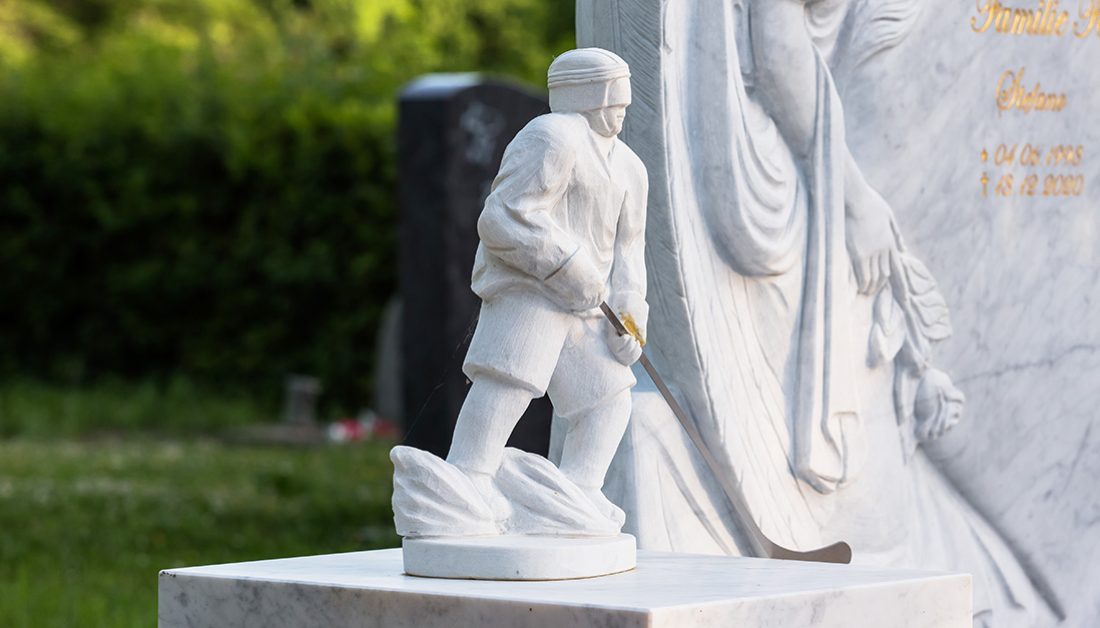 Imposante Doppelgrabanlage des Eishockeyspielers Stefano Ferrara mit einem Engelgrabstein aus weißem Carrara-Marmor & Marmorskulpturen – Grabgestaltung mit Grabschmuck aus Marmor und Kies
