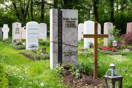 Moderner Grabstein für ein Doppelgrab aus bun...