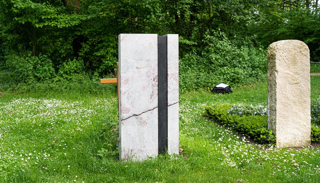 Moderner Grabstein für ein Doppelgrab aus buntem Marmor mit angerauter Oberfläche und aufgesetzten Aliminium Schrift