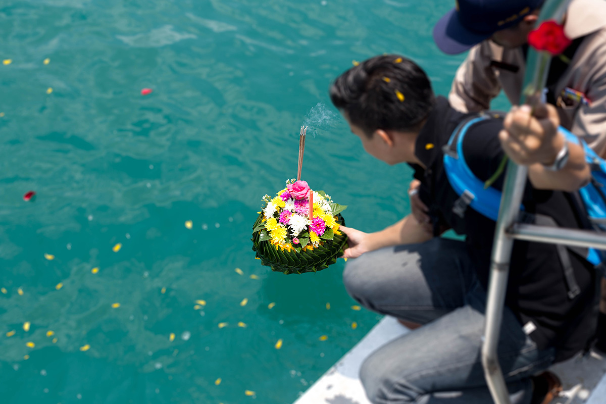 In Thailand sind Seebestattungen auch eine gängige Beerdigungsart.