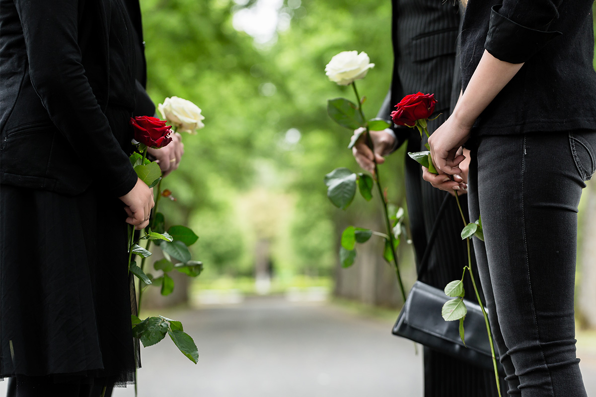 Nach der Beisetzung werden können Blumen oder andere Erinnerungsstücke ans Grab gelegt werden.