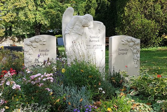 Familiengrabanlage mit drei Grabsteinen aus hellem Sandstein & Grabengel 