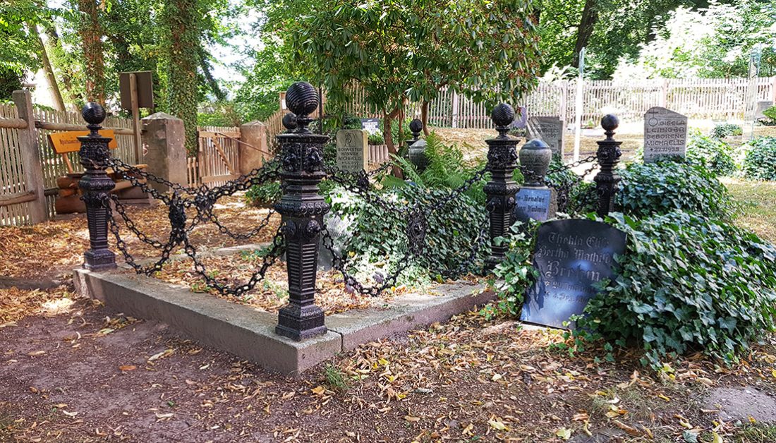 Renthendorf letzte Ruhestätte der Familie Brehm auf dem Dorffriedhof – u.a. Alfred Brehm Zoologe & Schriftsteller