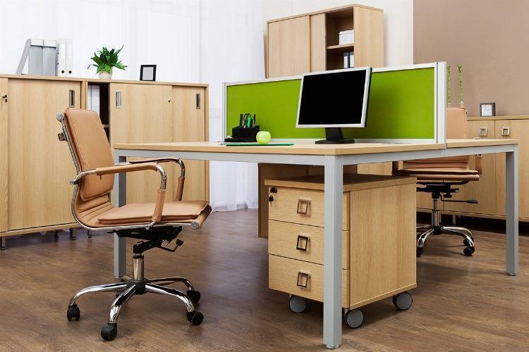 Ergonomische Büromöbel mit Schreibtisch, Bürosessel und Rollcontainer