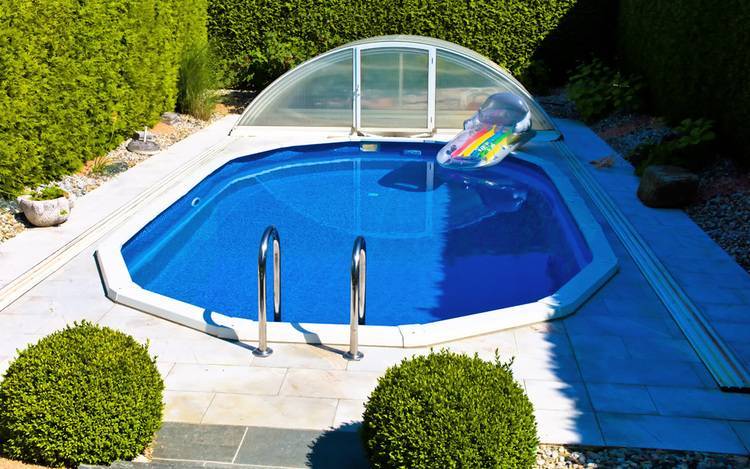 Mit einer mobilen Schwimmbad Überdachung hast Du länger mehr Spaß im Pool