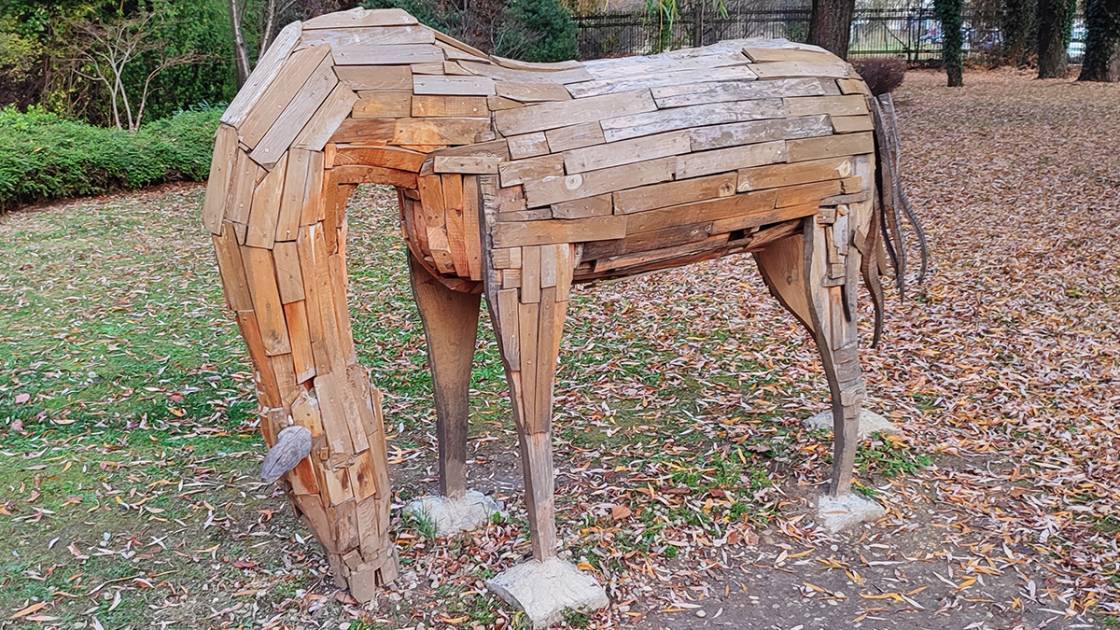 Holzskulptur grasendes Pferd aus Altholz für den Garten