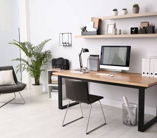 Moderne Büromöbel mit Schreibtisch und Bürostuhl in Holz & Metall