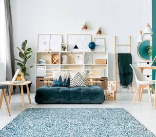 Modernes Jugendzimmer im skandinavischen Stil mit Holzmöbeln & Sofa