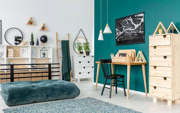 Skandinavische Raumgestaltung mit Holzmöbeln & Wandfarbe