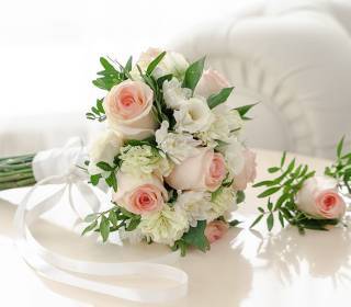 Strauß mit pinken und weißen Blumen