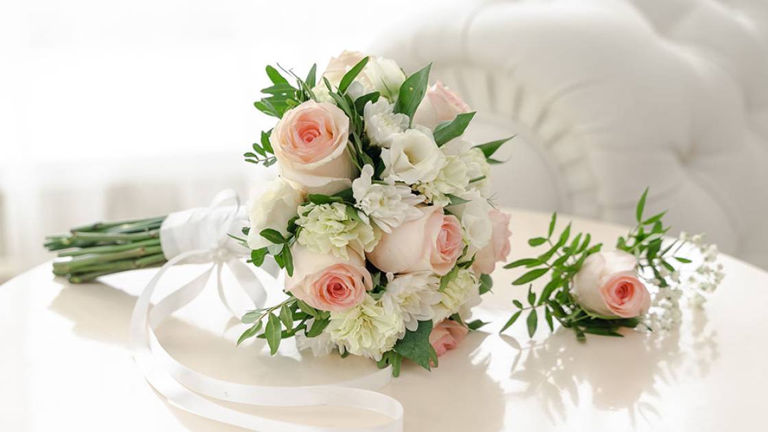 Strauß mit pinken und weißen Blumen