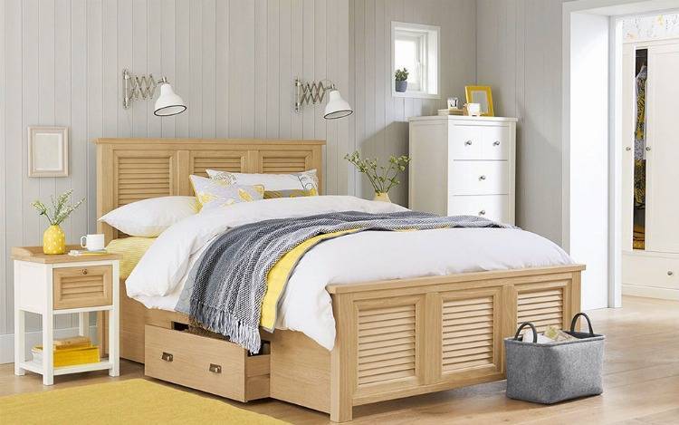 Schlafzimmer mit einem Holzbett und passenden Nachtschrank