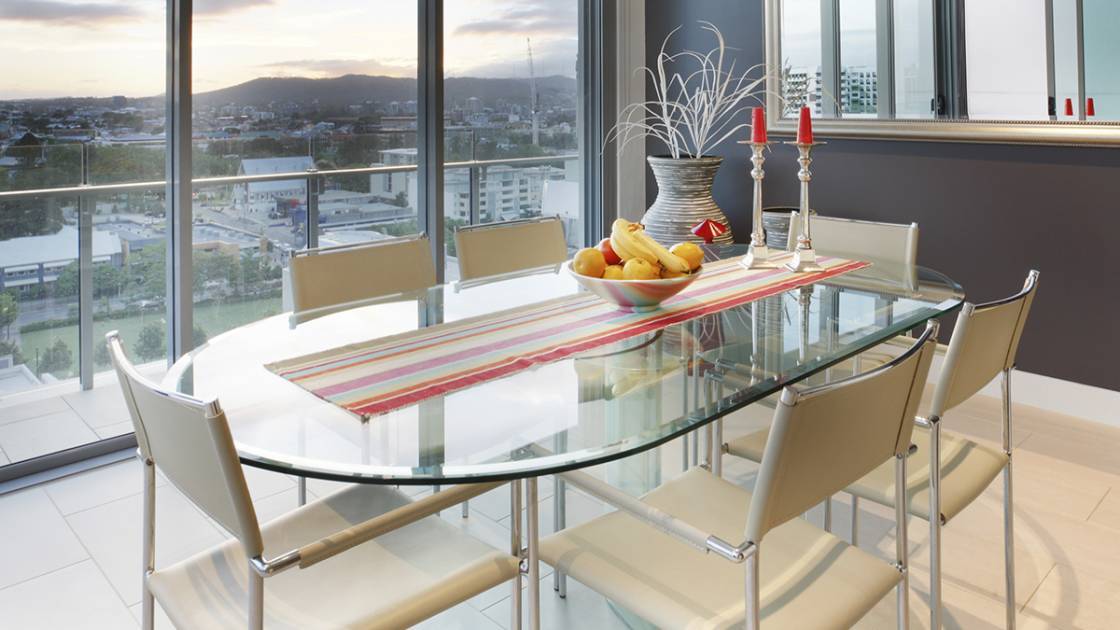 Esstisch modern mit Glas-Tischplatte und Stühlen