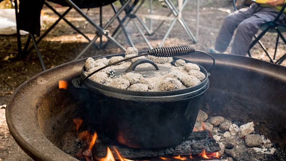 Dutch Oven mit Kohle auf der Feuerschale