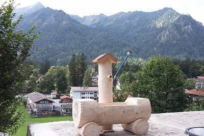 Gartenbrunnen aus Holz mit Baumstamm und Pumpe