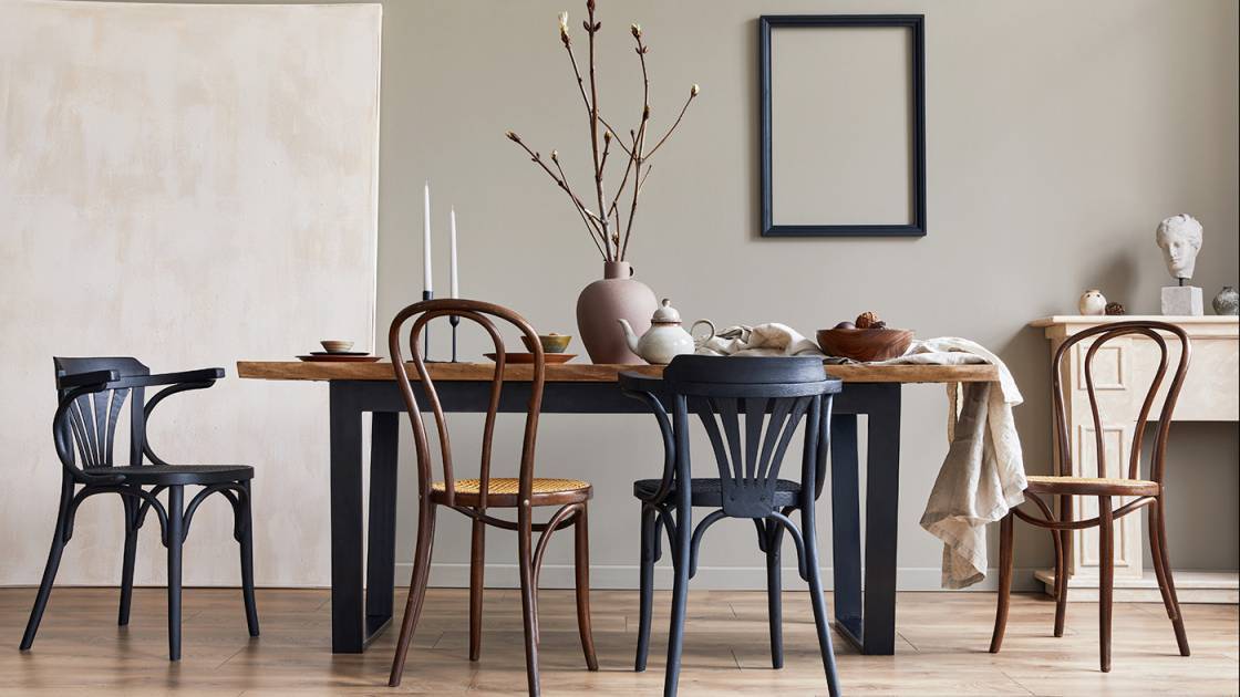 Moderner Esstisch mit Metallfuß und Holzstühlen