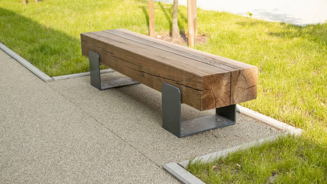 moderne Holzbank für draußen ohne Lehne aus massiven Balken mit Metallfüßen
