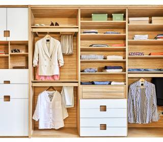 offener Kleiderschrank Massivholz modern mit Ablagefächern und Schubladenelementen