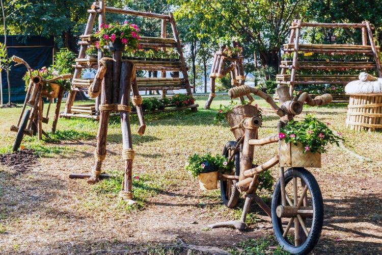 Kunstvolle Gartendeko aus grobem Holz und Seilen