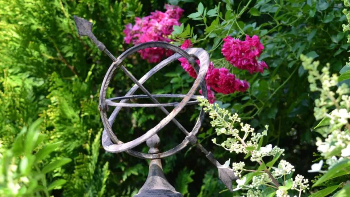 Antike Metall Sonnenuhr mit Polstab als Gartendeko