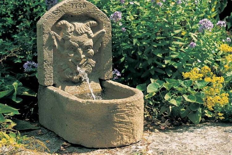Wandbrunnen in Antik Stein mit Wasserspeier & Pumpe als SET