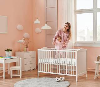 Babyzimmer mit weißen Möbel-Set