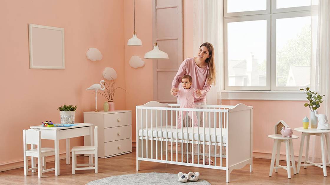 Babyzimmer mit weißen Möbel-Set