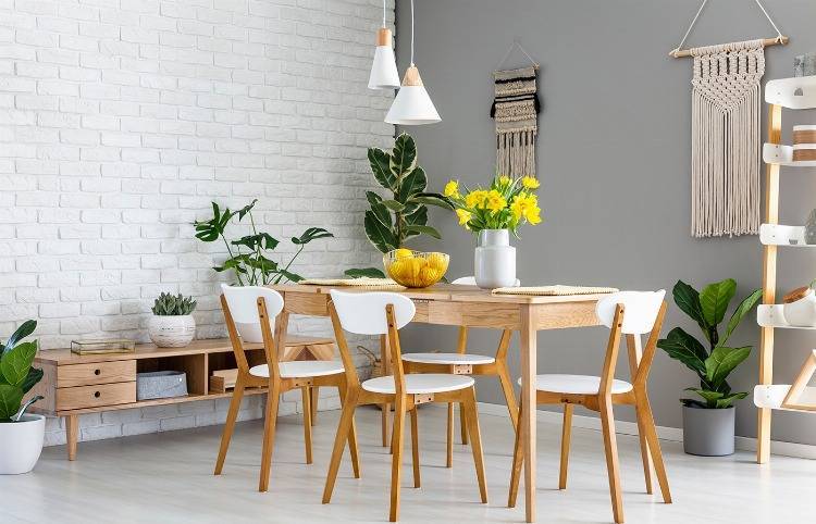 Esstisch skandinavischer Look mit hellen Stühlen