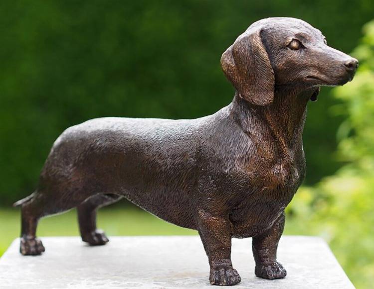 Grabstein für einen Hund in Bronze