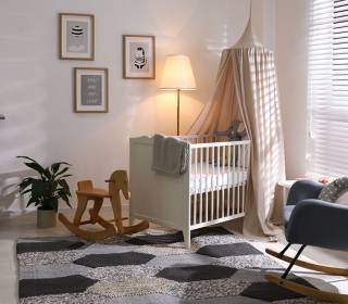 Großes Babyzimmer mit Möbelset bestehend aus Bett, Kommode und Sessel