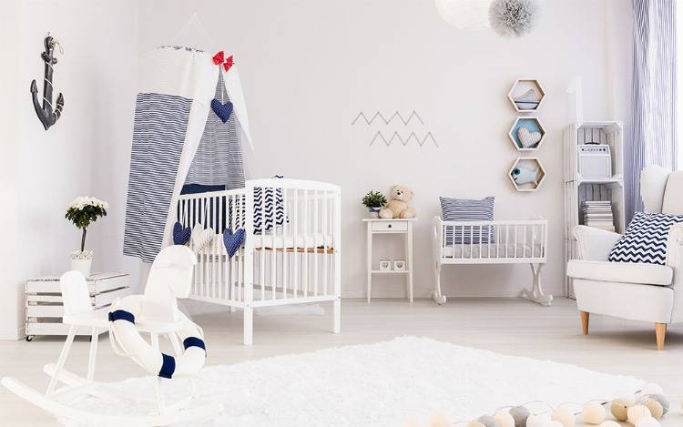 Helles Babyzimmer mit Bett, Wiege & Sessel