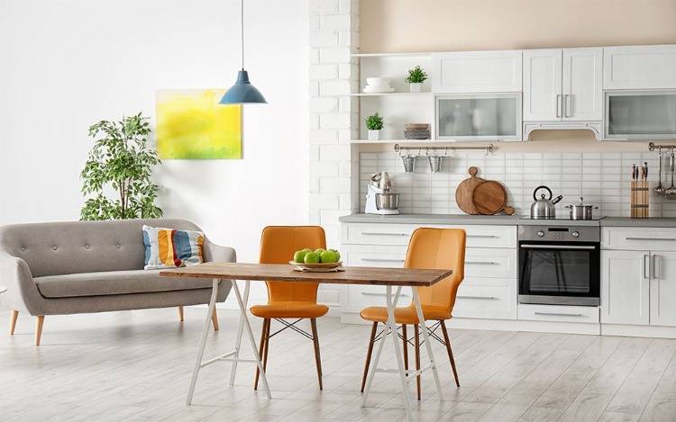 Küchenidee mit Sofa in Beige, Küchentisch und Stühlen