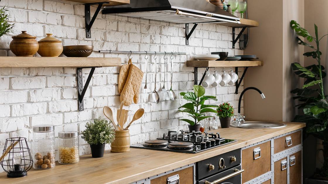 Küchenregale im Landhausstil mit Holz & Metall
