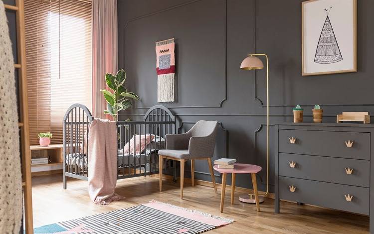 Retro-Stil Babyzimmer mit grauem Bett & Stuhl