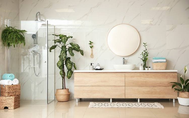 Modernes Bad mit großen Waschbeckenunterschrank aus Holz