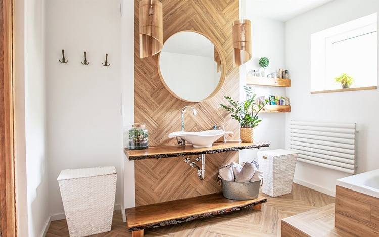 SKandinavisches Badezimmer mit einfachen Ablagen aus Holz