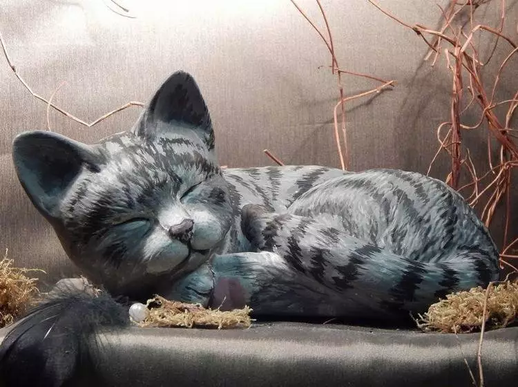 Tierurne mit einer schlafenden Katze