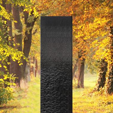 Handwerkliche Granit Urnengrabstein Stele in schwarz Auxerre Blanco