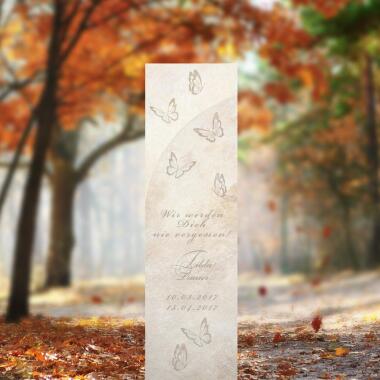 Helle Kalkstein Grabstele für ein Kindergrab mit Schmetterlingen Albera
