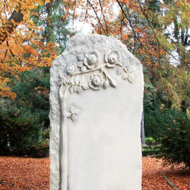 Ausgefallener Grabstein in Weiß & Grabmal Urnengrab Marmor weiß mit Blumen Claranda