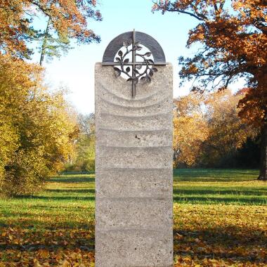 Urnengrab Grabstein Muschelkalk mit Kreuz Symbol Bronze Levanto Cruzis