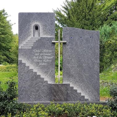 Ausgefallener Grabstein aus Edelstahl & Grabstein mit Treppe & Edelstahl Kreuz für ein Einzelgrab