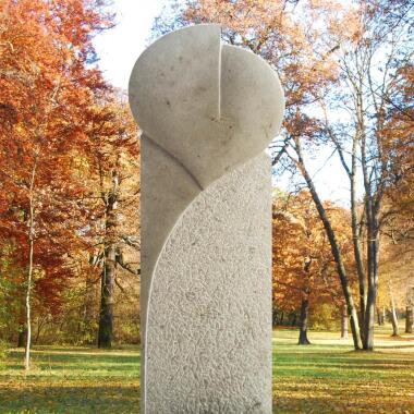 Urnengrabstein aus Naturstein & Modernes Kalkstein Grabmal für Urnengrab
