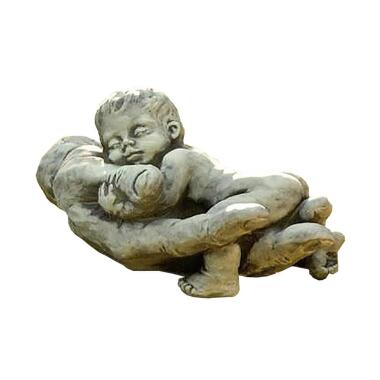 Kleiner Junge liegt in Hand Steinfigur für Grab Finnus