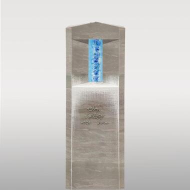 Moderner Urnengrabstein aus Kalkstein mit Glas Element in blau Porta Aqua